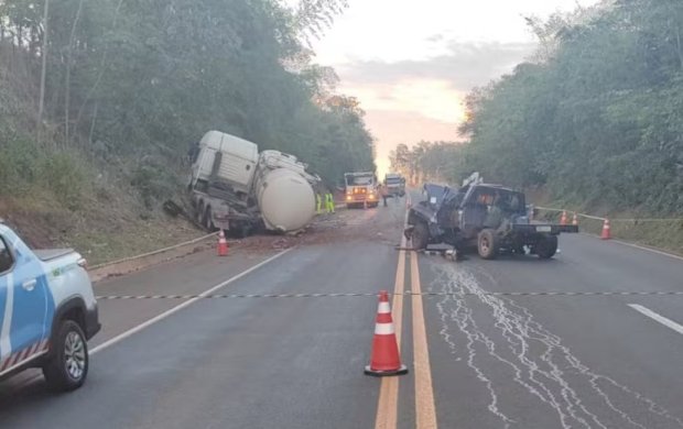 Duas pessoas morreram e uma criança ficou ferida, após colisão entre caminhonete e carreta na BR-158