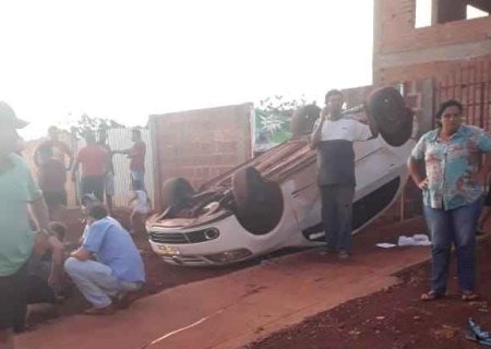 Professor embriagado capota carro, atinge 4 pessoas e criança é socorrida em estado grave