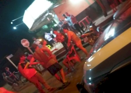 O jovem foi ferido nas pernas e pescoço em uma residência