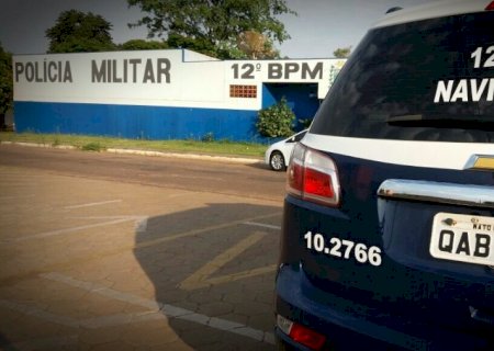 Ferido a facadas pela esposa, homem tenta pedir ajuda pulando portão da vizinha