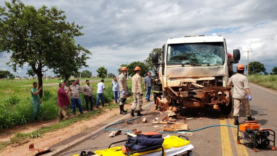 Motorista fica preso nas ferragens após colisão entre caminhões na BR-262