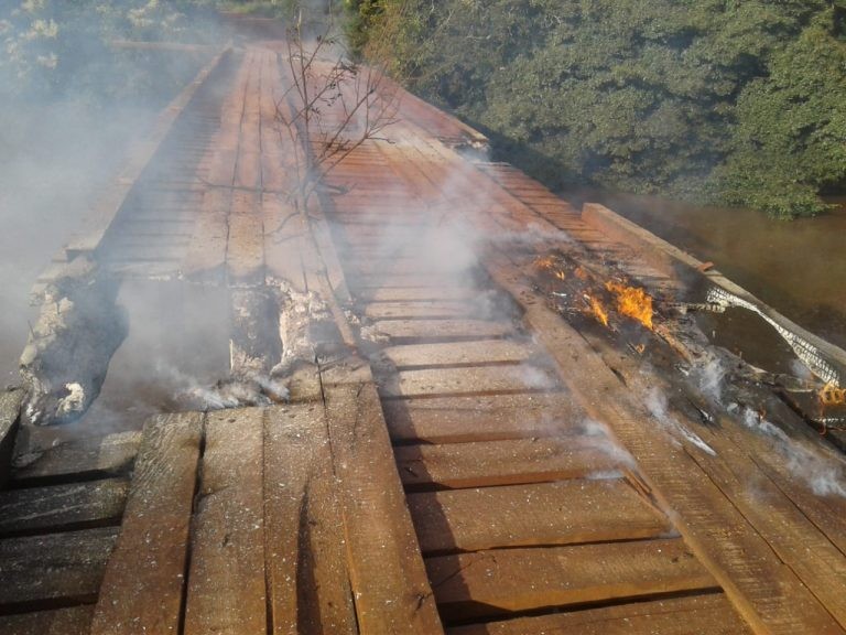 Ponte de madeira é incendiada por vândalos