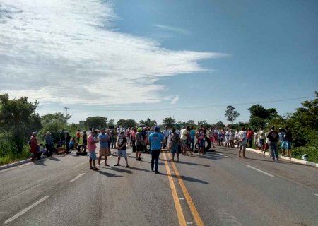 Empresários e pescadores fecham BR-262 para mudar Cota Zero