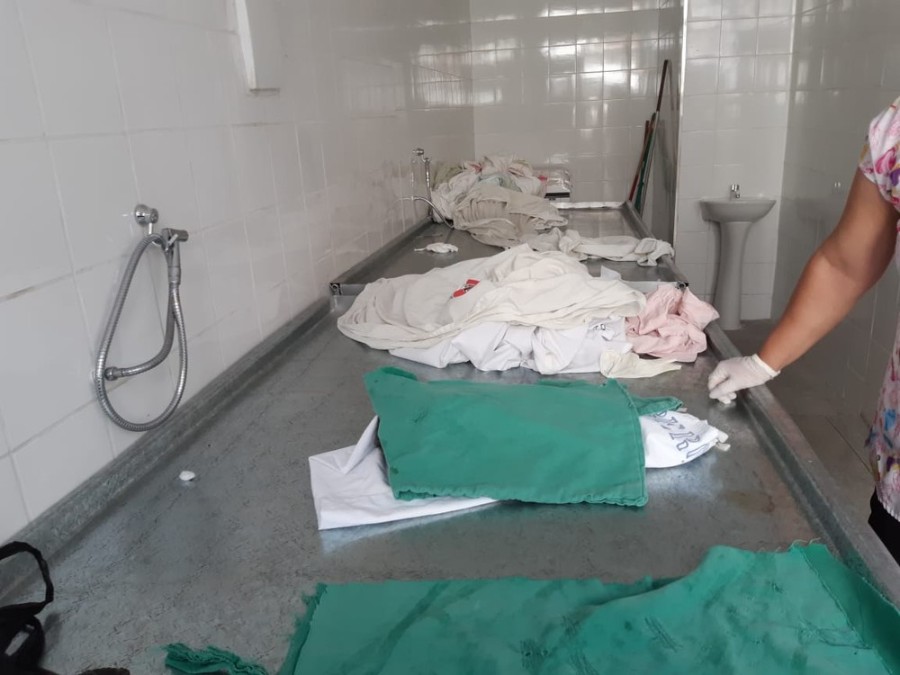 Bebê morto é achado em meio a lençóis sujos e com o corpo repleto de formigas em hospital, diz polícia