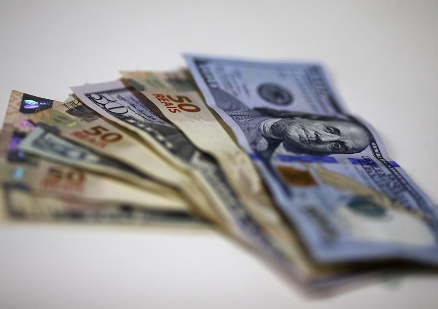 Dólar tem 10ª alta consecutiva e crava novo recorde histórico acima de R$4,51