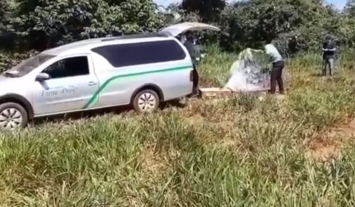 Identificada dupla morta em confronto ao tentar jogar droga e armas em presídio