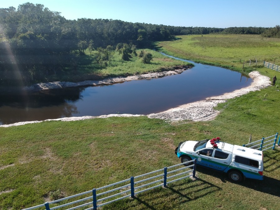 Polícia Militar Ambiental de Batayporã autua dono de pesqueiro em R$ 5 mil por tirar areia de córrego para construir área de banho para hóspedes