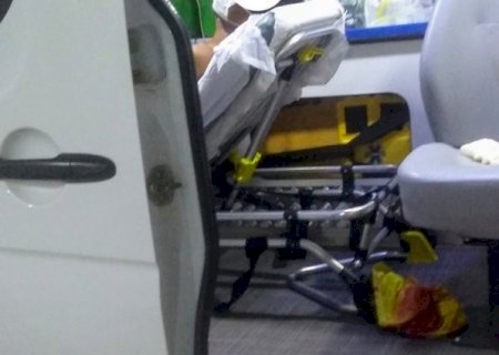 Rapaz tem faca cravada nas costas por ex-marido de atual namorada