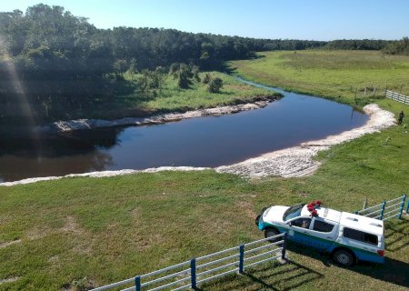 Polícia Militar Ambiental de Batayporã autua dono de pesqueiro em R$ 5 mil por tirar areia de córrego para construir área de banho para hóspedes