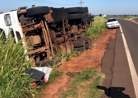 Carreta tomba à margem da rodovia MS-276, entre Batayporã e Anaurilândia