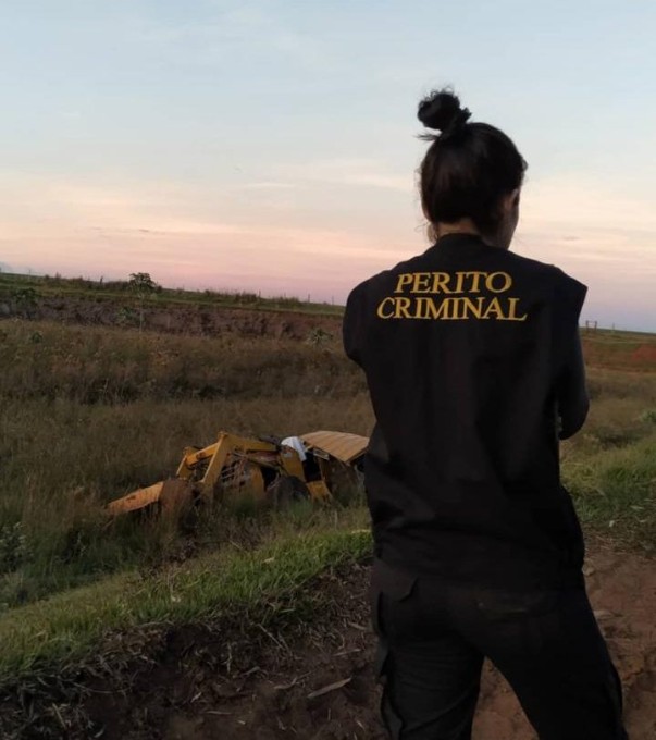 Idoso morre ao dar passagem para caminhão e cair com trator em barranco na rodovia