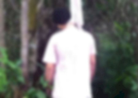 Jovem pendurado em árvore com mãos amarradas escapa da morte ao ser salvo por cunhado
