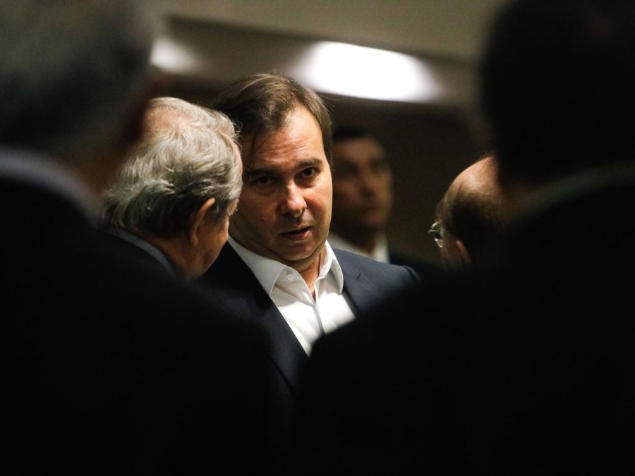 Líderes do Centrão pressionam Maia a engavetar PEC do adiamento das eleições