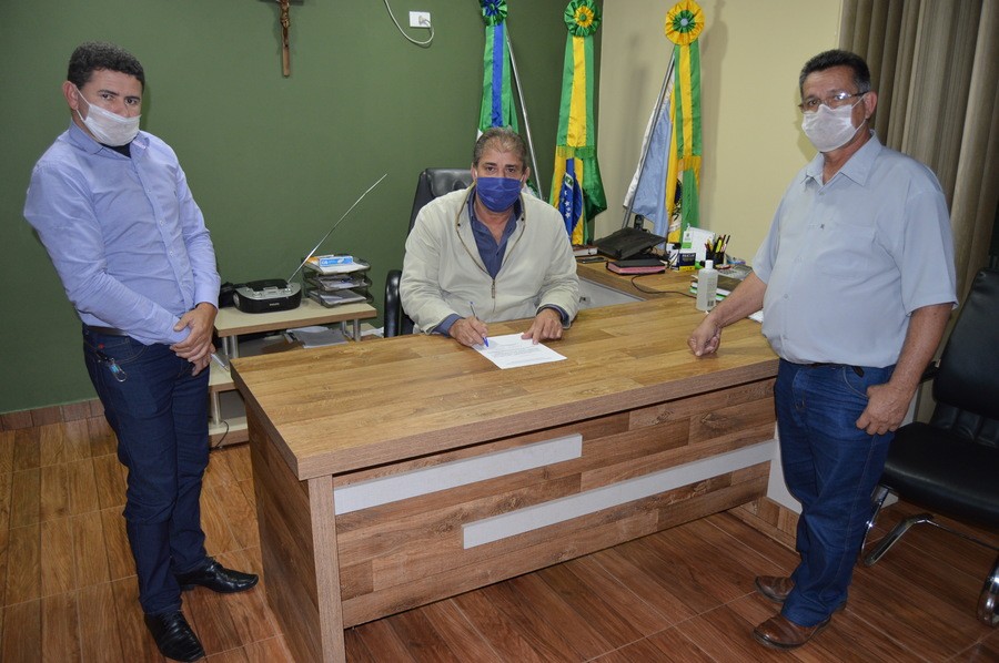 PREFEITO DE NOVO HORIZONTE DO SUL ASSINA DESINCOMPATIBILIZAÇÃO DE CARGO DO GERENTE DE ADMINISTRAÇÃO E FINANÇAS E DO CHEFE DE GABINETE