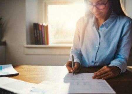 Trabalhando em casa ou reabrindo o comércio? Saiba como economizar energia elétrica