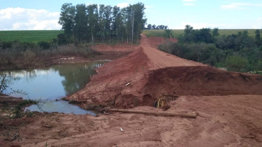 Polícia Militar Ambiental de Naviraí autua empresa agropecuária em R$ 10 mil por degradação de áreas protegidas e assoreamento de córrego depois de reforma ilegal de represa