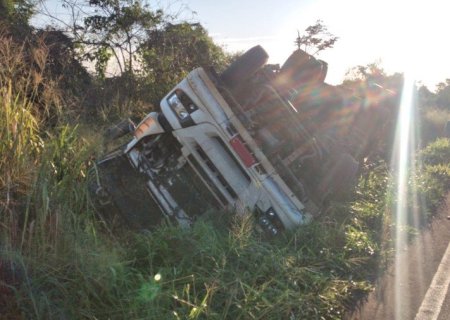 Carreta tomba na MS-276, entre Batayporã e Anaurilândia