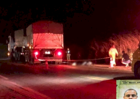 Ao sair de posto, carreta atropela e mata casal que seguia em moto