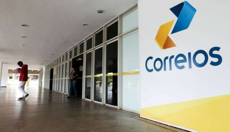 Funcionários dos Correios entram em greve