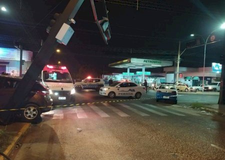 Policial fica gravemente ferido em acidente de moto