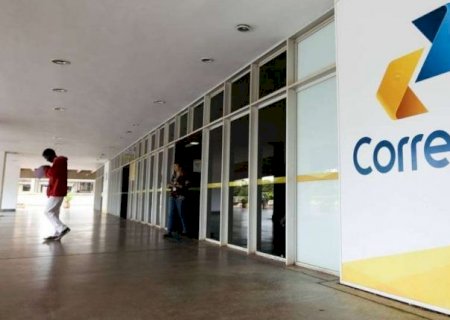 Funcionários dos Correios entram em greve