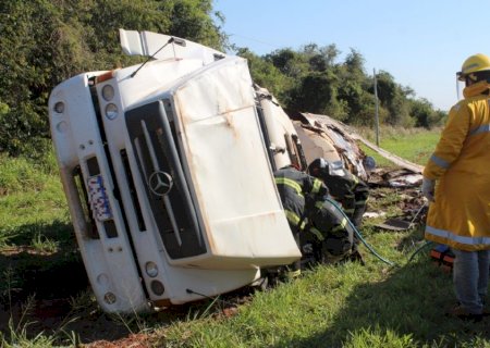 Caminhoneiro fica preso às ferragens após acidente na MS-276 em Batayporã