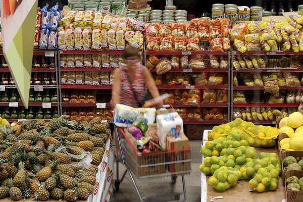 Ministra descarta intervenção: \'Não vai faltar alimento\'