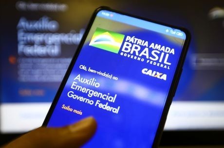 Bolsonaro anuncia auxílio emergencial de R$ 300 até dezembro