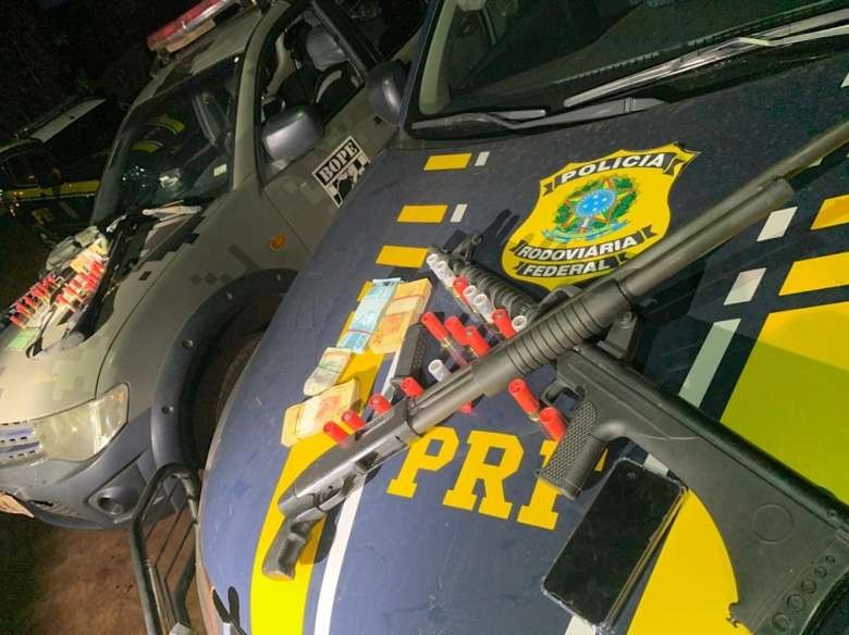Além de armas, polícia apreende dinheiro vivo com assaltantes de empresa