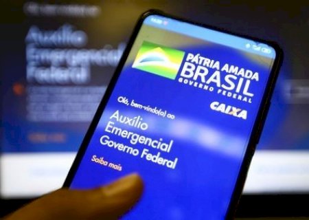 Bolsonaro anuncia auxílio emergencial de R$ 300 até dezembro