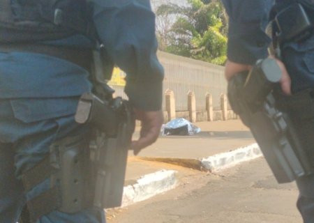 Homem é morto com tiros de pistola em frente de igreja na região de fronteira do Brasil com Paraguai em MS