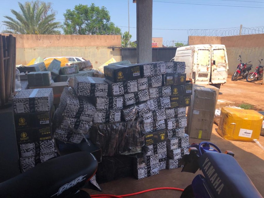 Policia Civil desarticula entreposto, prende 04 pessoas e apreende diversos fardos de produtos contrabandeados