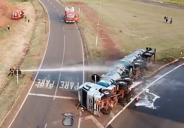 Risco máximo: carreta tomba e espalha etanol em Nova Alvorada do Sul