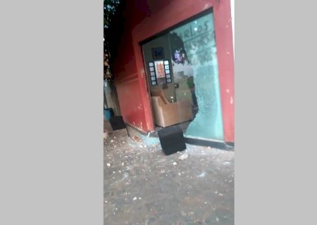 Jovem quebra salão, ameaça pessoas e ex-mulher com faca em mãos na cidade de Batayporã