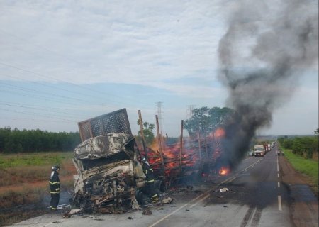 Motorista fica preso às ferragens e morre após colisão em veículo incendiado na BR 262