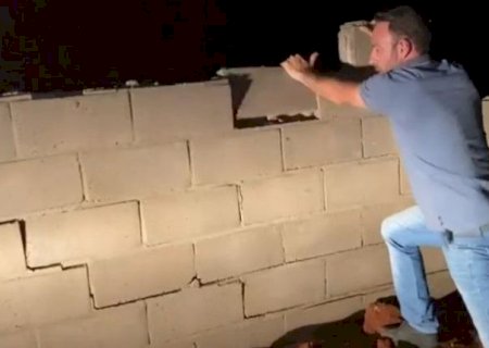 Vereador é cassado por filmar e derrubar muro de lixão já destruído parcialmente por chuva