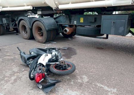 Homem morre após acidente envolvendo carreta e motocicleta