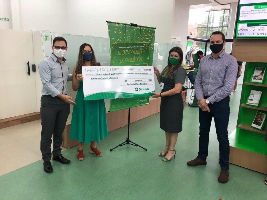 Sicredi Centro-Sul MS entrega prêmio a associada de Mundo Novo ganhadora no sorteio do Seguro de Vida