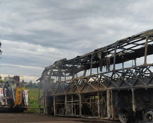 Em Nova Alvorada do Sul, fogo destrói ônibus na Rodovia BR-163
