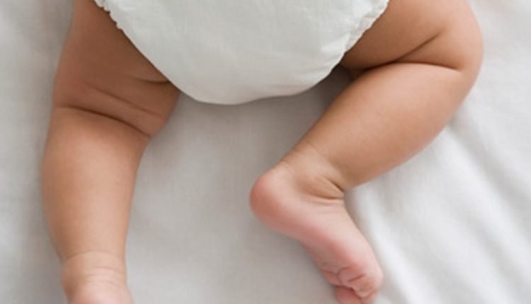 Mãe é levada para a delegacia após espancar bebê de 11 meses