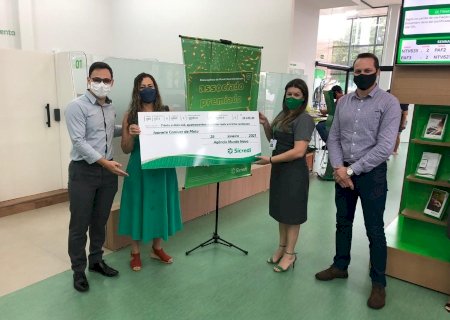 Sicredi Centro-Sul MS entrega prêmio a associada de Mundo Novo ganhadora no sorteio do Seguro de Vida