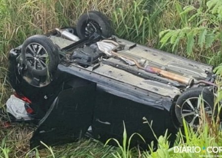Pai e filhas ficam feridos após motorista invadir pista contrária e provocar capotamento na MS-262