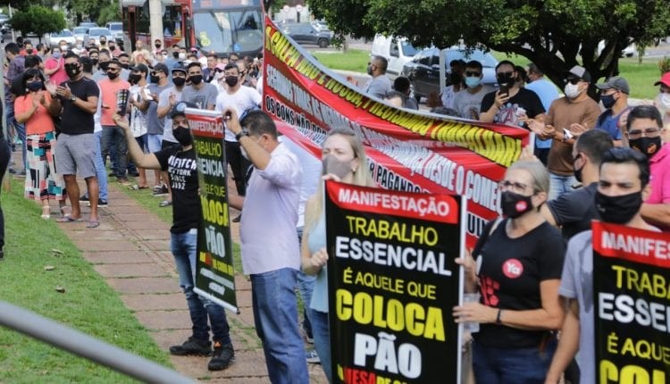Empresários fazem ‘buzinaço’ contra decreto de Reinaldo que restringe comércio e bares