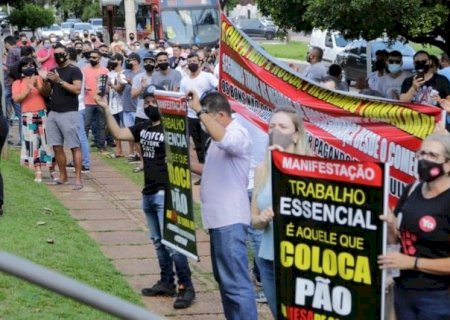 Empresários fazem ‘buzinaço’ contra decreto de Reinaldo que restringe comércio e bares