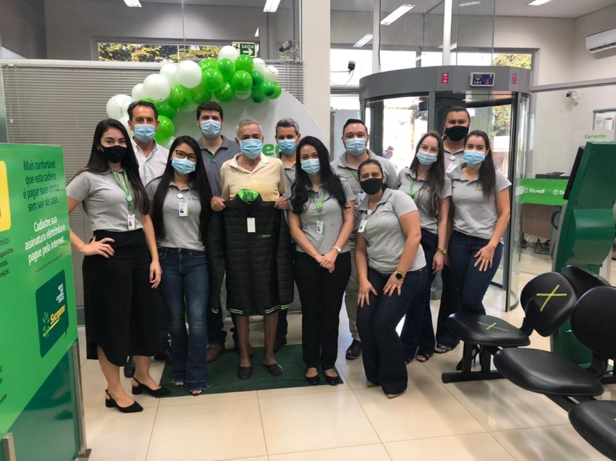 Sicredi Centro-Sul MS entrega homenagem para associado de Deodápolis