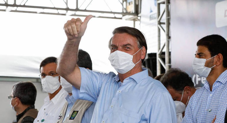Bolsonaro reedita programa com redução de salários e de jornada