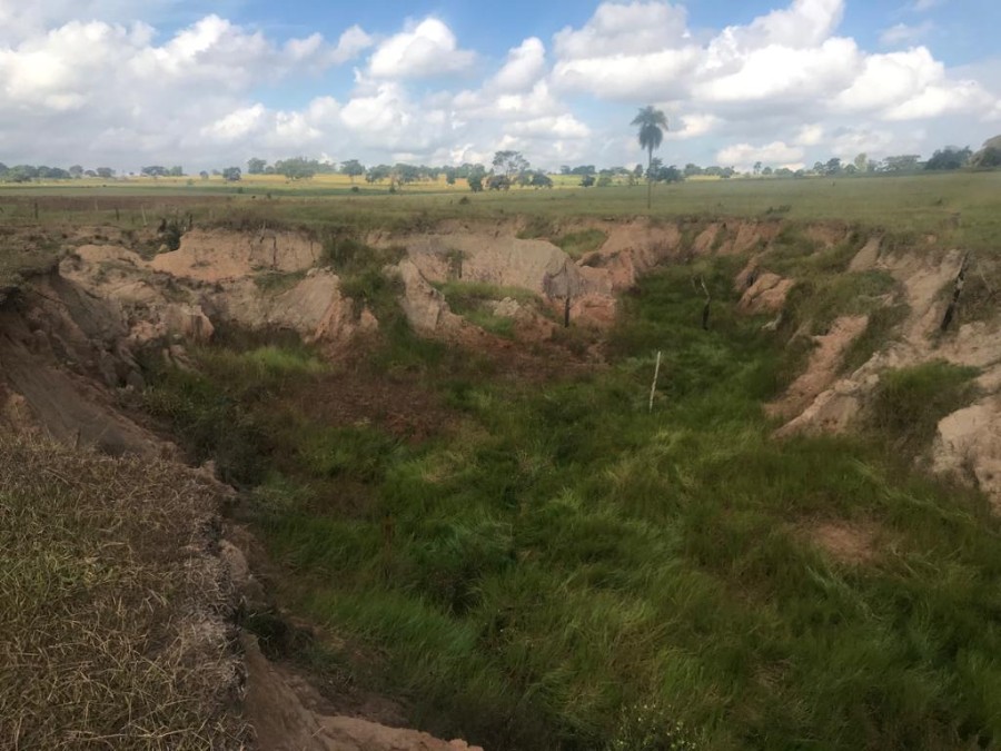Novo Horizonte do Sul -PMA de Batayporã autua infrator em R$ 5 mil por voçoroca em nascentes do rio Guiraí e ainda lançar pneus velhos dentro da erosão ao invés de realizar a recuperação