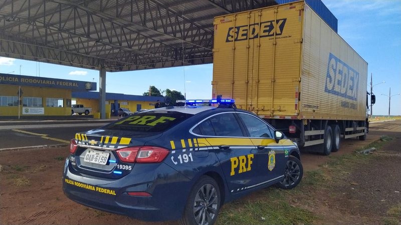 Caminhão \'dos Correios\' é interceptado com R$ 4 milhões em mercadoria sem origem comprovada