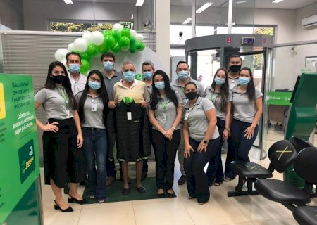 Sicredi Centro-Sul MS entrega homenagem para associado de Deodápolis