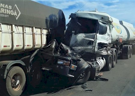 Colisão envolvendo duas carretas é registrada na MS-276, entre Batayporã e Anaurilândia